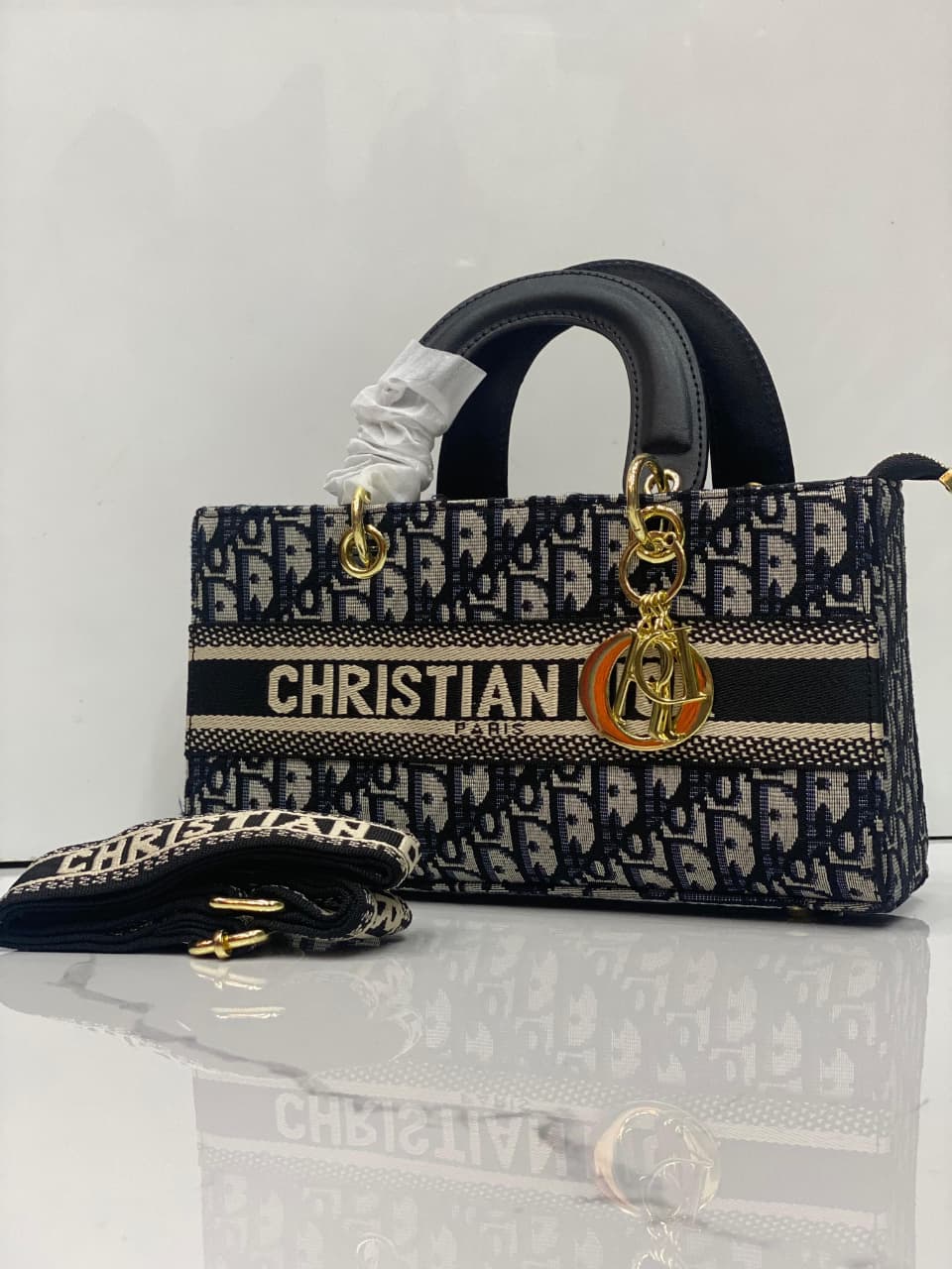 CHRISIAN DI0R — Embroidered Bag (AZ)